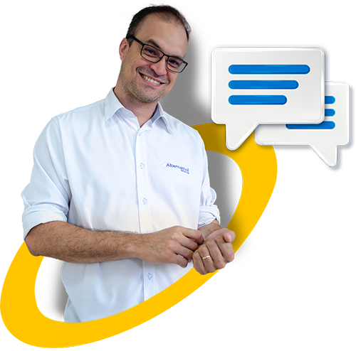 Homem sorridente de óculos e camisa branca com o logo 'Alternativa', ladeado por ícones de balões de chat, representando a equipe de comunicação e suporte proativo da Alternativa Sistemas, focada na interação e assistência aos clientes de e-commerce e ERP.