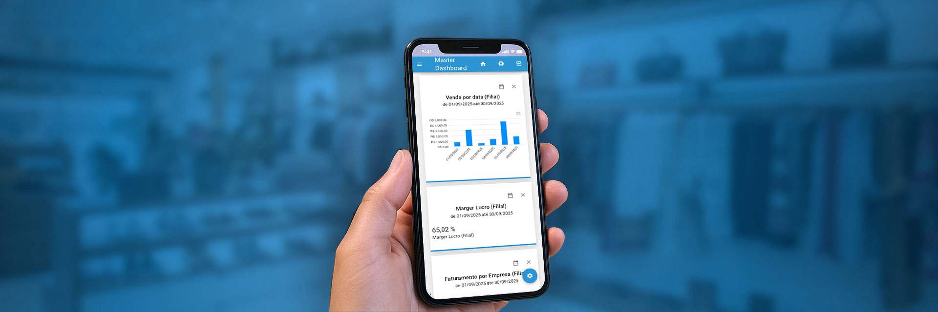 Mão segurando um smartphone com o aplicativo Master Dashboard exibindo um gráfico de vendas por filial e uma margem de lucro de 65,02%, ilustrando a gestão de dados e o controle financeiro do Master ERP para e-commerce e multiempresa.