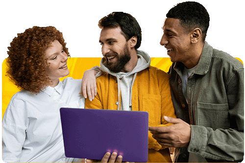 Três jovens adultos sorridentes e colaborativos em torno de um laptop roxo, ilustrando a sinergia e o suporte da equipe da Alternativa Sistemas na implementação e otimização de soluções ERP robustas para e-commerce multiempresa.