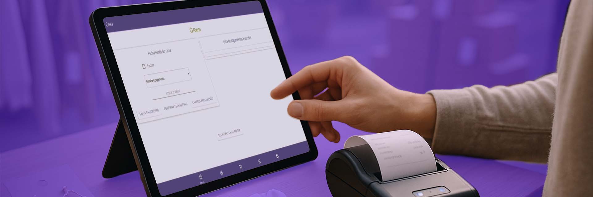 Mão utilizando um tablet com a tela de 'Fechamento do Caixa' de um sistema de Ponto de Venda (PDV), ao lado de uma impressora térmica emitindo um recibo. A cena demonstra a integração e a otimização operacional que o Master ERP da Alternativa Sistemas oferece para varejistas de e-commerce e gestão multiempresa.
