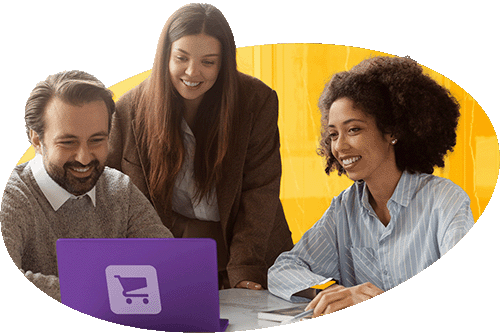 Equipe de especialistas da Alternativa Sistemas, com duas mulheres e um homem sorrindo e colaborando em torno de um laptop com ícone de carrinho de compras, representando o atendimento humano e a expertise em soluções ERP para e-commerce.